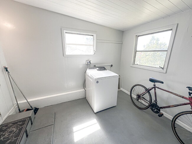 Building Photo - "Cozy 2-Bedroom Retreat in Haines City - P...