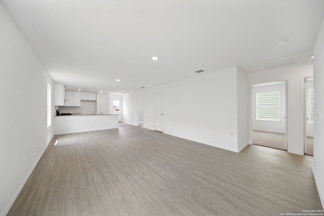 Building Photo - 1422 Laima Curve