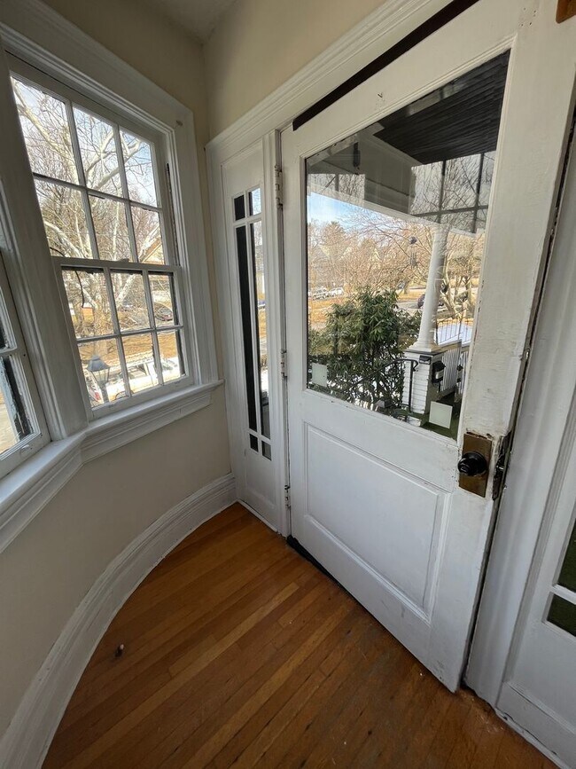 Building Photo - 940 Woodlawn St