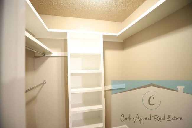 Building Photo - Beautiful 2 bedroom / 2 bath home with a fenced in yard!!