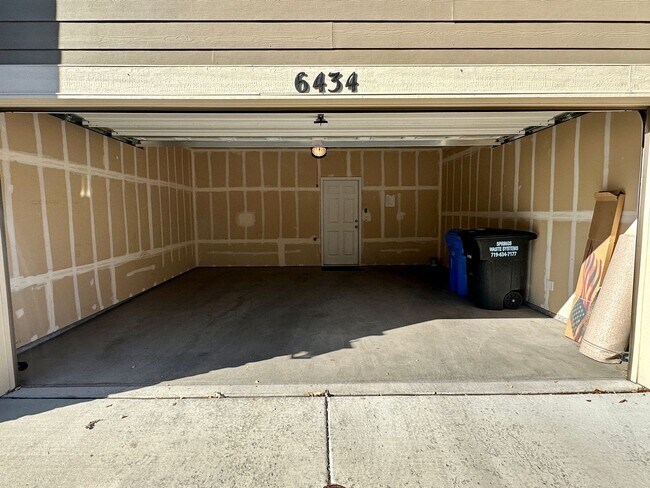 Building Photo - 2 Bedroom townhome in School District 20 w...