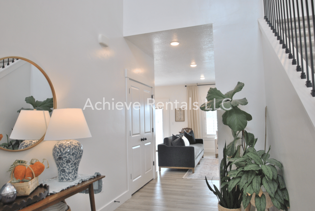 Building Photo - 206 E 520 N