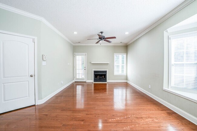 Building Photo - West Hills House 3BR/ 2.5BA, 2 Car garage, primary bedroom on main level