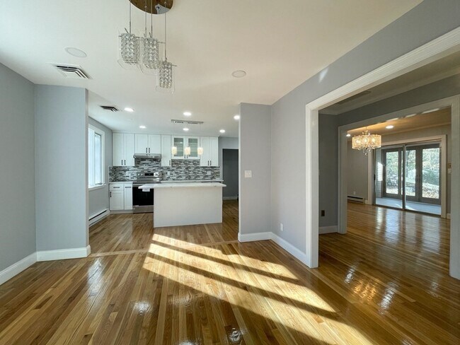 Primary Photo - 9 Pond St
