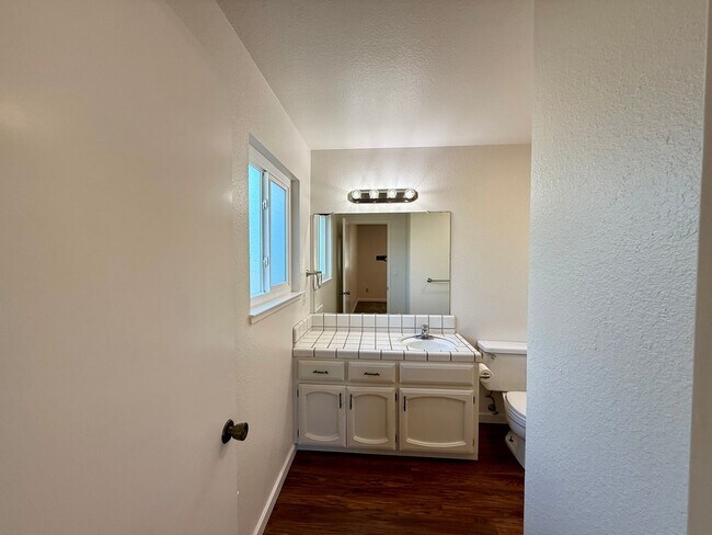 Building Photo - Single story home in established neighborhood!