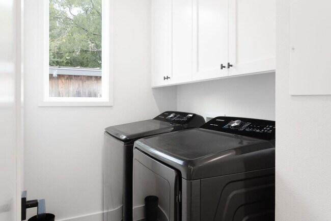 Building Photo - 2415 E 10th St