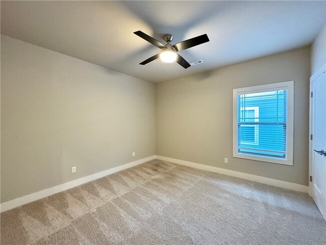 Building Photo - 921 NE Hts Ln