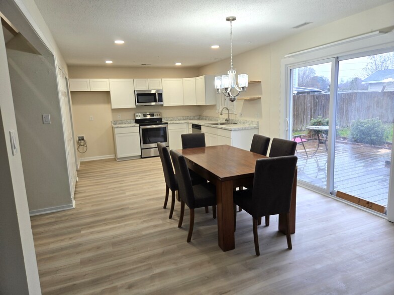 Building Photo - 3912 Riverside Cir