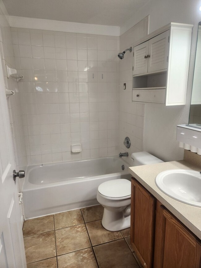 Building Photo - Location...Location..Comfortable 3 Bedroom...