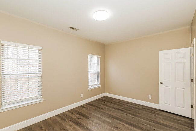 Building Photo - 215 Doe Hollow Trace