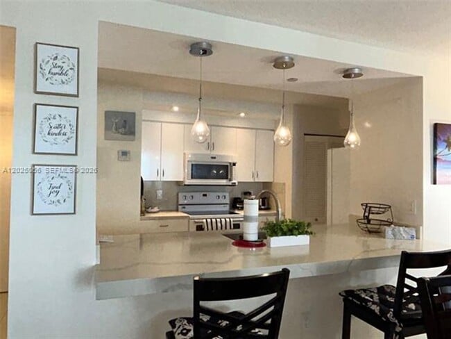 Building Photo - 6917 Collins Ave