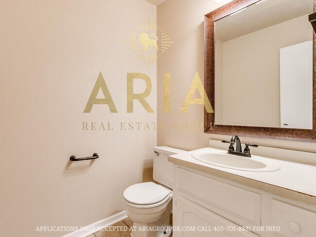 Building Photo - Spacious 2 Bed/1.5 Bath Townhouse in East ...