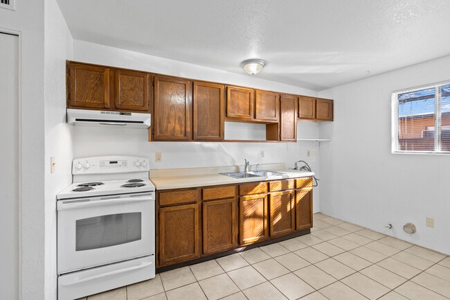 Building Photo - 4535 E Bellevue St