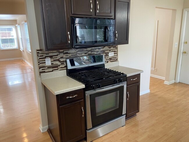 Building Photo - 1055 Stonehedge Dr