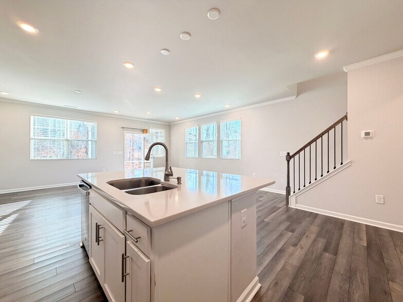 Building Photo - 400 Hazy Hills Ln