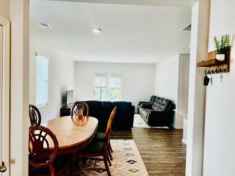 Building Photo - 246 White Cedar Dr