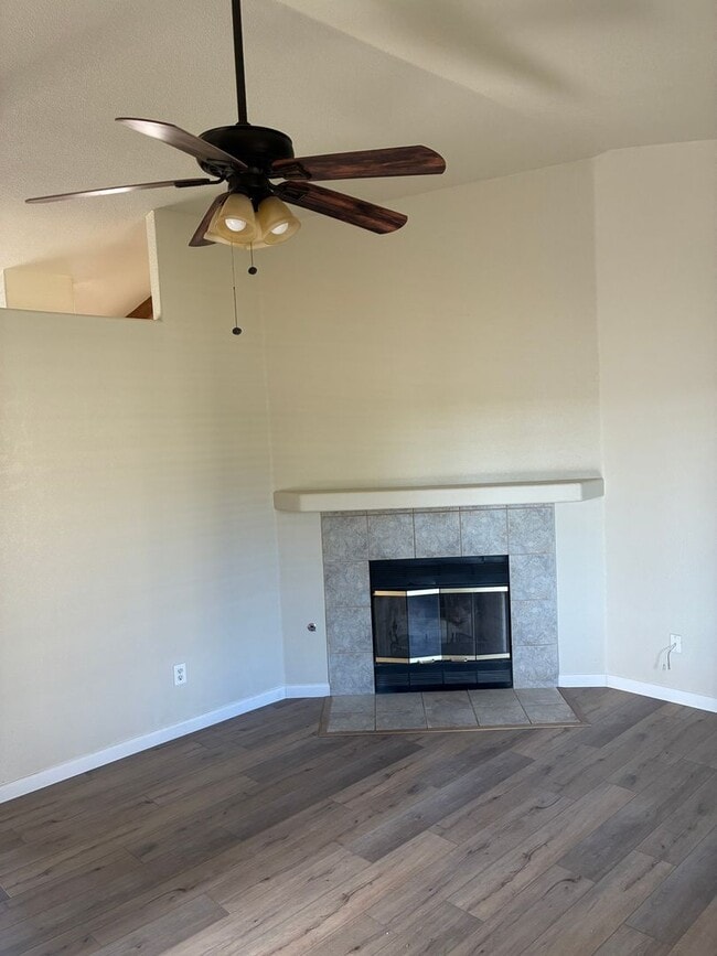 Building Photo - 3 Bedroom 2 Bath Home