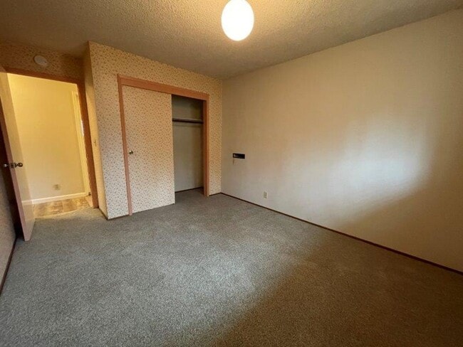 Building Photo - Desired Greenhaven 4 Bedroom
