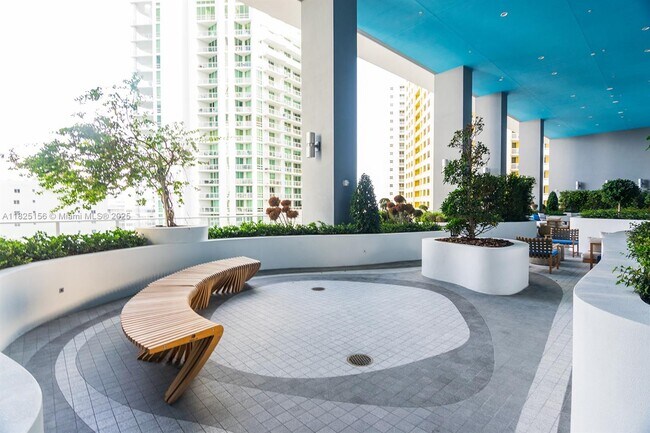 Building Photo - 1300 Brickell Bay Dr