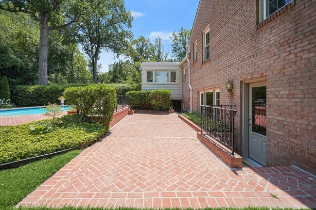Building Photo - 7109 Radnor Rd