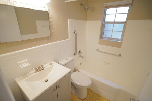 Building Photo - 2808 Southwood Dr