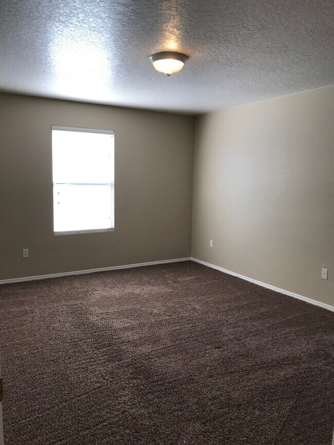 Building Photo - 3 bed/ 2 bath... 2 car garage... Single Level...In the Meadowbrook Subdivision.