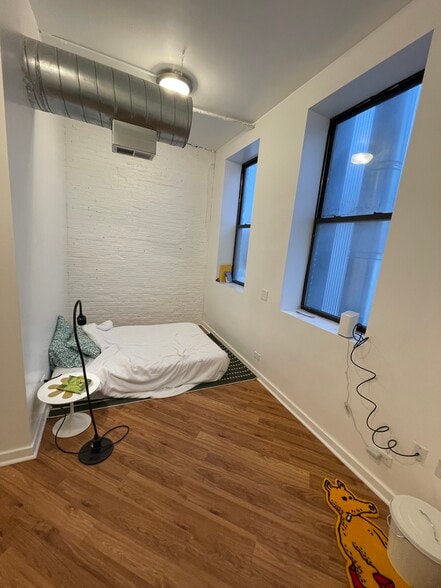 Building Photo - 738 N Clark St