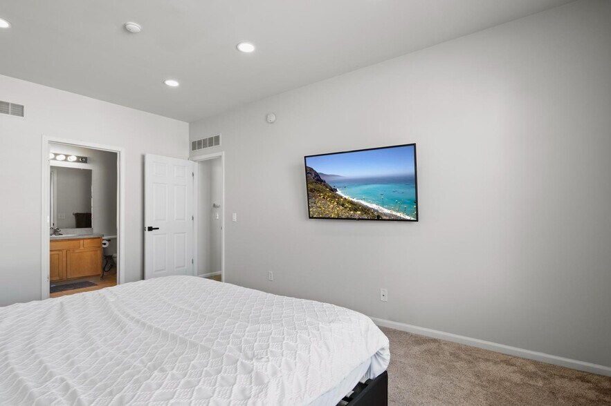 Master BR - 40433 Glen Eagle Ln