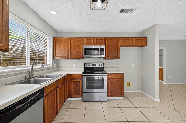 Building Photo - 4650 Glenvillage St