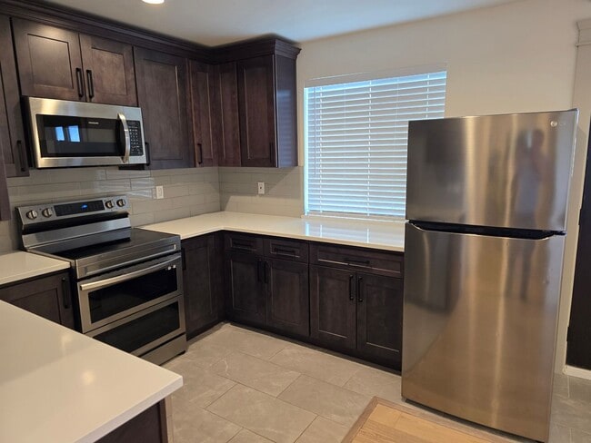 Building Photo - 1bed 1bath Home in Tacoma with lots of parking and W/D