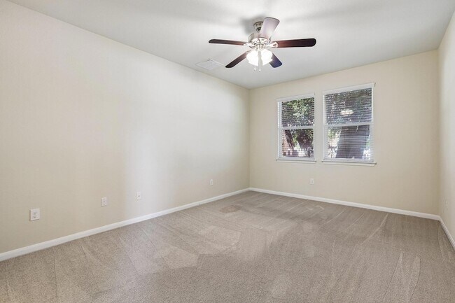 Building Photo - 711 Rolling Oak Dr