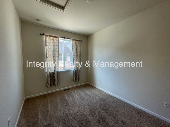 Building Photo - 598 E Dry Creek Pl