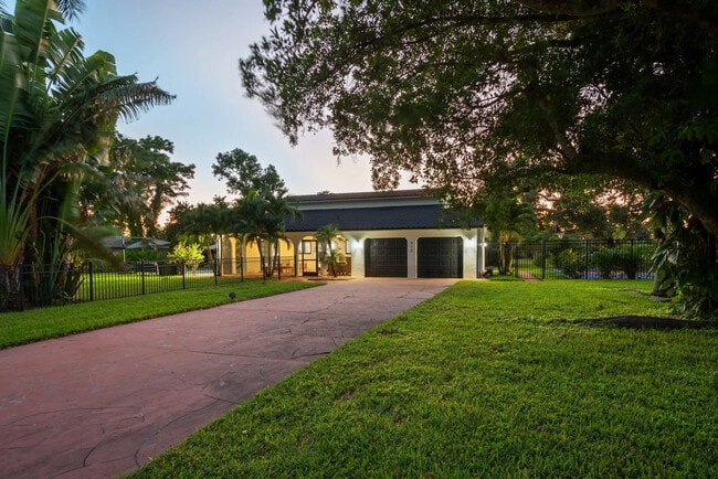 Building Photo - 612 Montezuma Dr