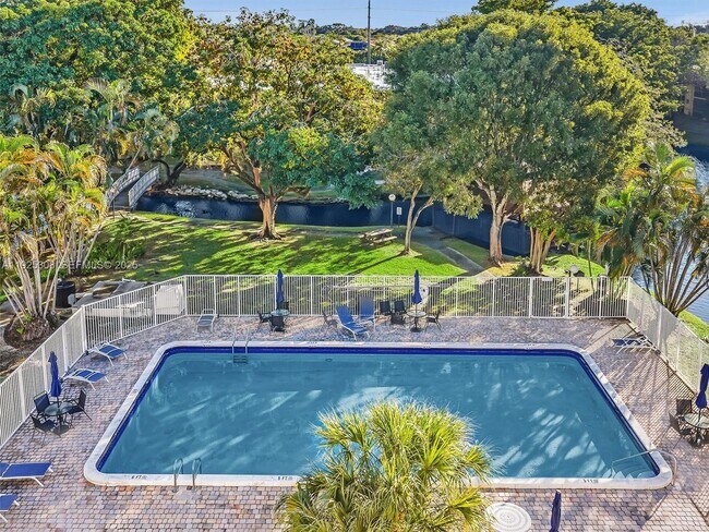 Building Photo - 5130 SW 40th Ave