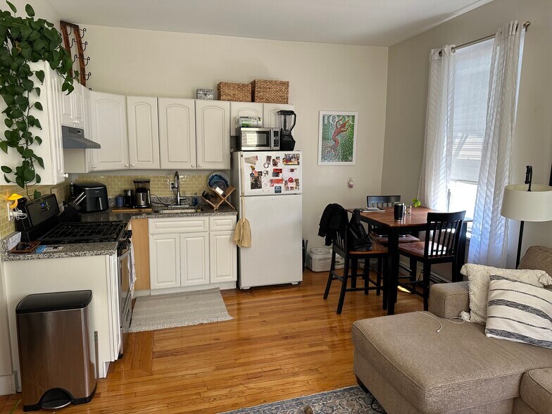 Building Photo - 375 Centre St