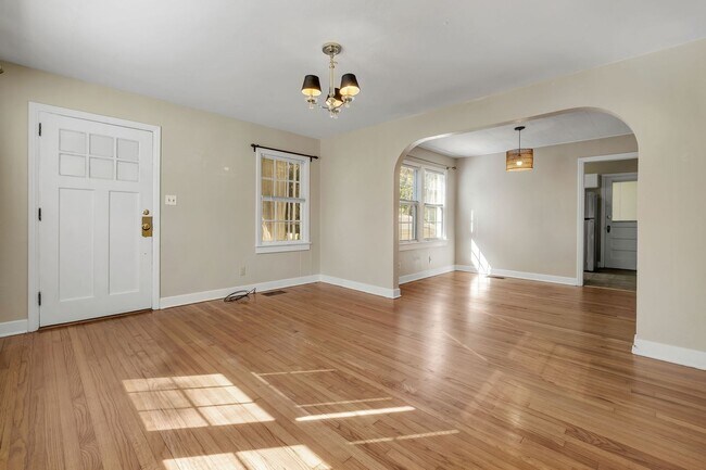 Building Photo - Charming Midtown Apartment