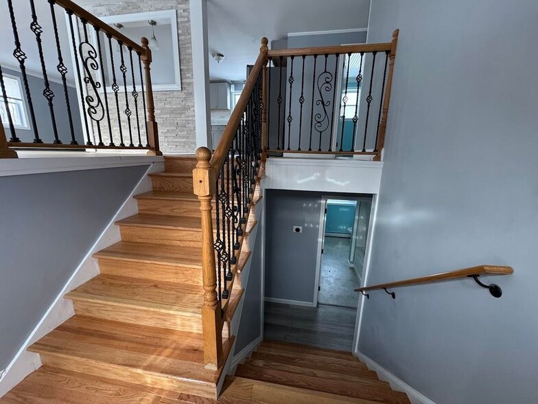 Building Photo - 240 Leda