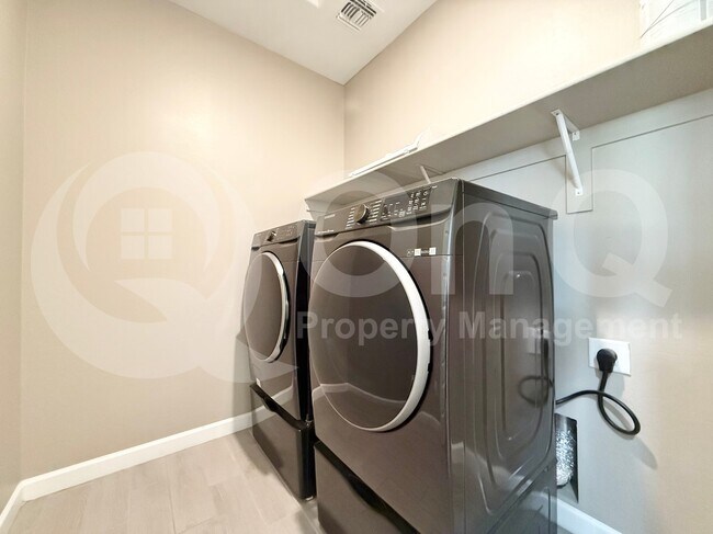 Building Photo - 8222 S 44th Gln
