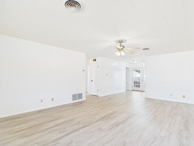 Building Photo - 100 NW Hills Dr