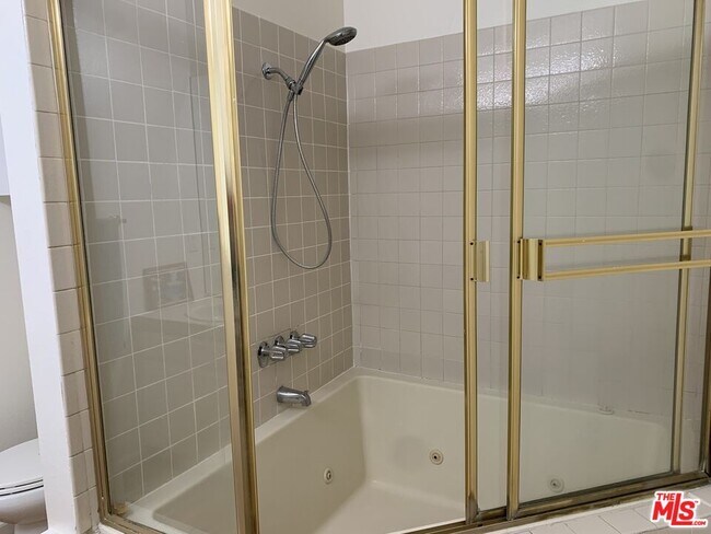 Building Photo - 4189 Vineland Ave