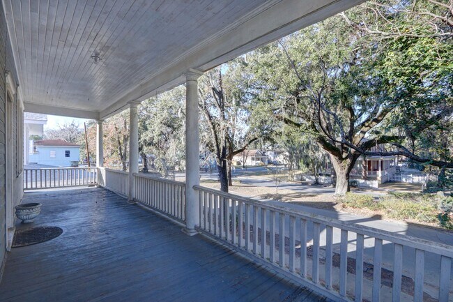 Building Photo - Large Historic Three (of four) Bedroom Apartment