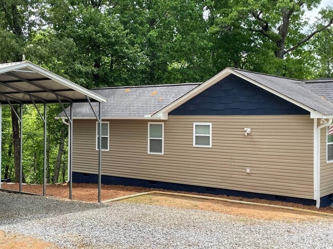 Building Photo - 233 Lakeview Cir