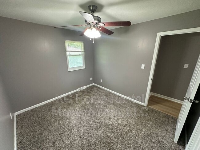 Building Photo - 424 NE Lakeview Dr