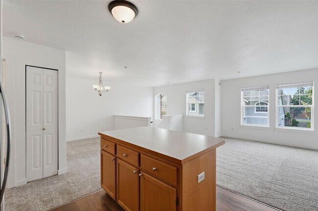 Building Photo - Spacious Puyallup Townhouse | 3-Bed Home with Main-Floor Primary Suite & Stainless Steel Appliances!