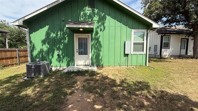 Building Photo - 2415 Ridgeview Dr