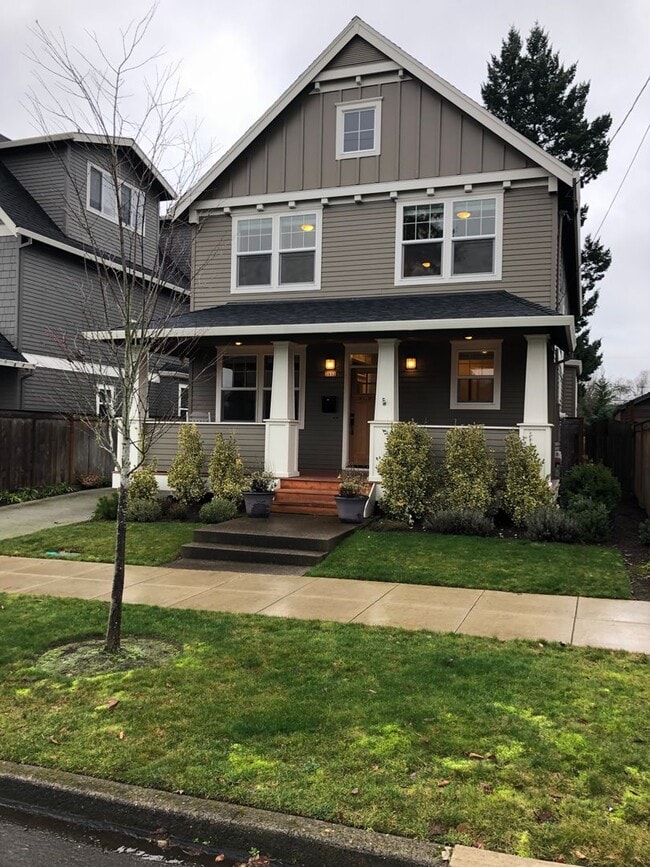 Building Photo - Gorgeous, modern craftsman 3+ bedroom, 3 b...