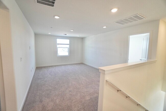 Building Photo - 1788 Eiffel St
