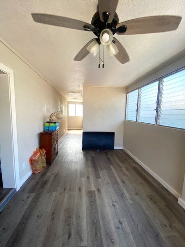 Building Photo - 5 Bedroom / 2 Bath House in Ewa Beach