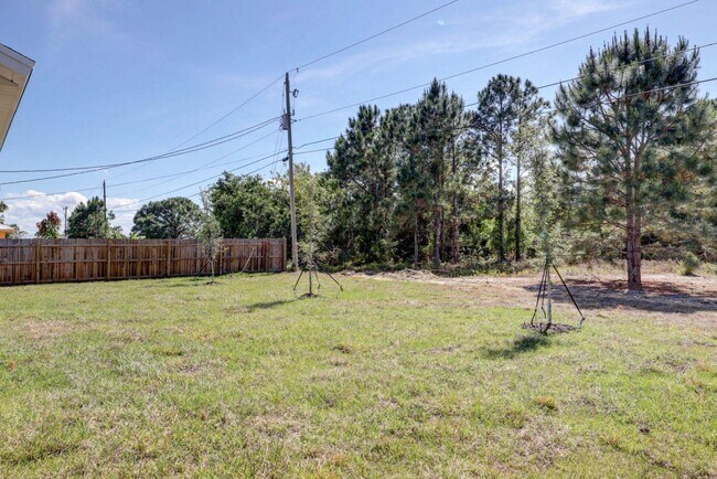 Building Photo - 444 SW Log Dr