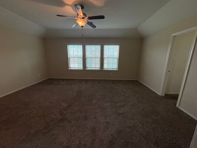 Building Photo - 4B2.5B Warm & Spacious Home in Remington R...